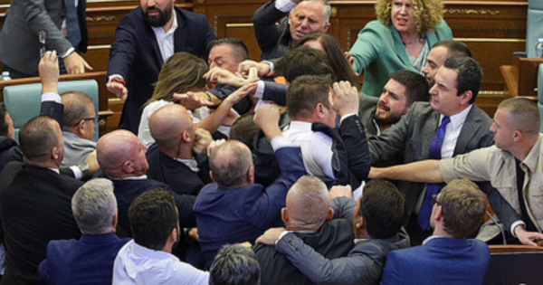 Parlamento de Kosovo protagonizó bochornosa gresca (VIDEO)