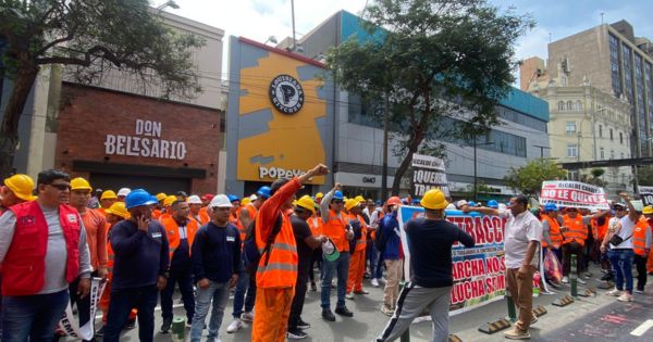 Portada: Miraflores: trabajadores de construcción civil realizan plantón por paralizaciones inmobiliarias