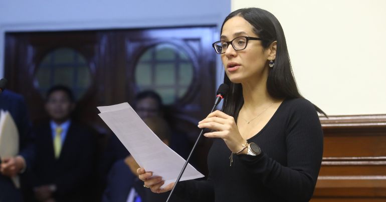 Portada: Sigrid Bazán: denuncian acoso laboral en la Comisión de Trabajo que preside