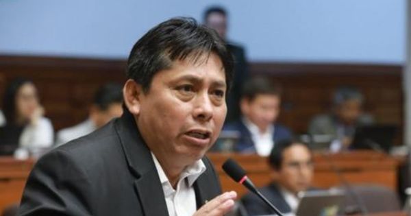 Portada: Congresista Paul Gutiérrez culpa a su asesor por copiar y pegar texto de IA en sus proyectos de ley