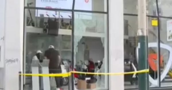 Lince: delincuentes rompen mampara de tienda y se roban motos eléctricas