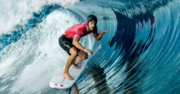 Alonso Correa avanza a los cuartos de final de surf en los Juegos Olímpicos París 2024