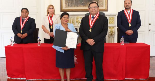 JNE entrega credenciales de congresista a Magally Santiesteban para que reemplace a María Cordero Jon Tay