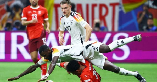 Alemania, sobre el final, igualó 1-1 con Suiza, obteniendo el primer lugar del Grupo A de la Eurocopa