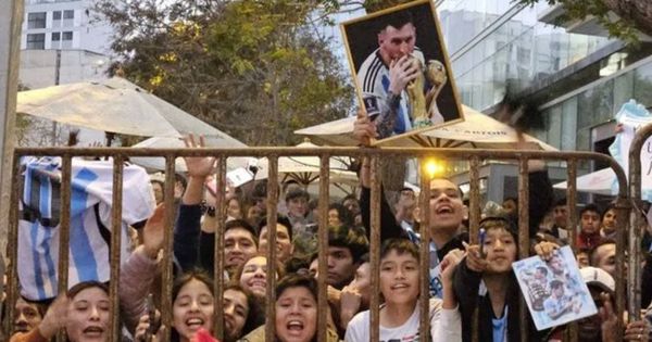 Portada: Lionel Messi: hinchas peruanos cantan famosa canción "Muchachos" mientras esperan al astro argentino