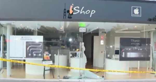 Portada: Miraflores: delincuentes rompen mampara y roban equipos en tienda Ishop