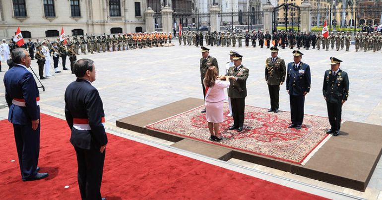 Portada: Dina Boluarte recibió bastón de mando como jefa suprema de FF.AA. y PNP