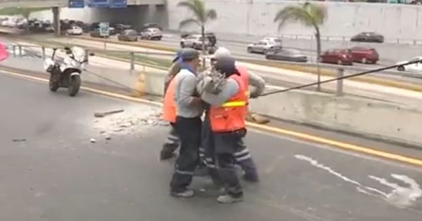 Miraflores: poste caído que bloqueaba rampa de Vía Expresa es retirado después de tres días