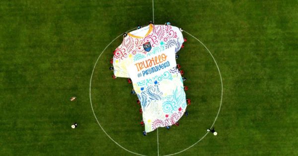 Portada: Club César Vallejo le brindó un homenaje a la primera: elaboró un gigante camiseta