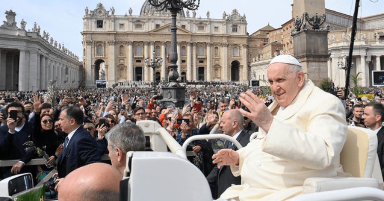 Papa Francisco presidió misa del Domingo de Ramos tras permanecer hospitalizado por 3 días