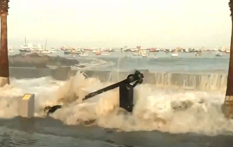 Portada: Callao: fuerte oleaje inundó esta mañana la plaza Miguel Grau