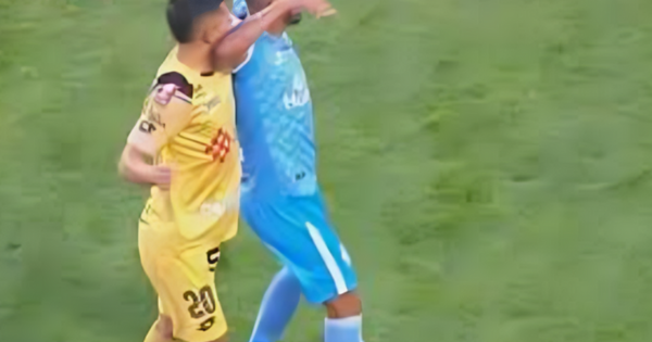 ¡Inaudito! Edson Aubert propinó peligroso codazo a André Vasquez en el Cusco FC vs. ADT