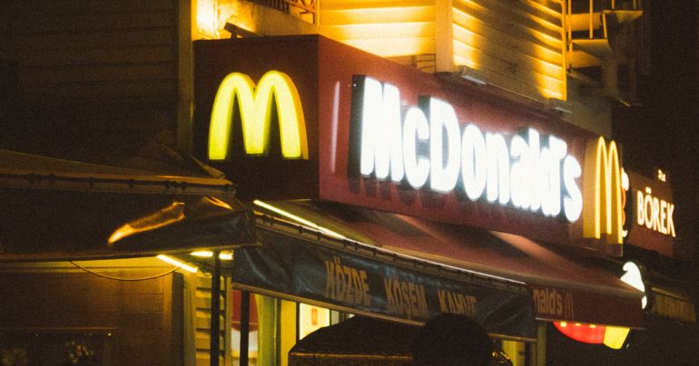 Portada: Encuentran a niños de 10 años trabajando en un McDonald's hasta las 2 de la madrugada