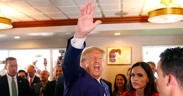 Donald Trump se dio un baño de popularidad en un restaurante cubano antes de dejar Miami