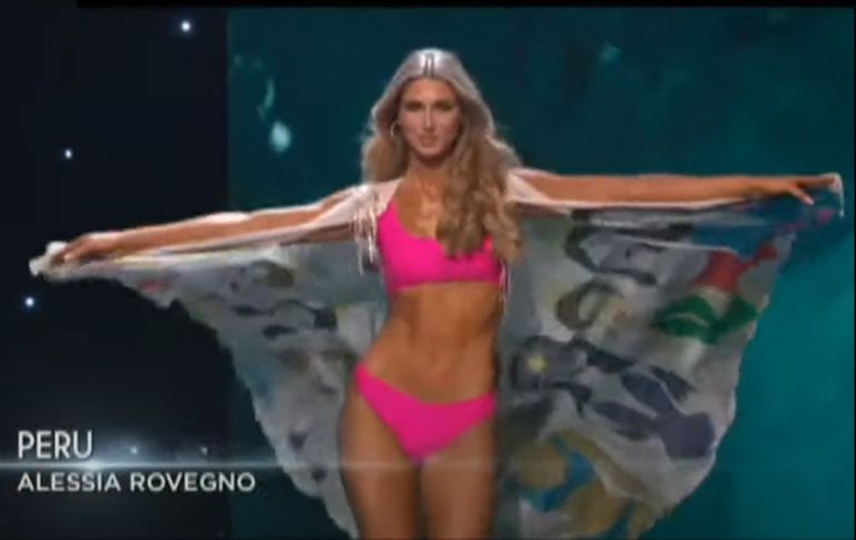 Miss Universo 2022: Alessia Rovegno deslumbra al desfilar en bikini color fucsia