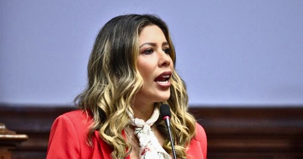 Portada: Rosselli Amuruz se irrita con periodistas y se aferra al cargo: "Pregúntenme otros temas"