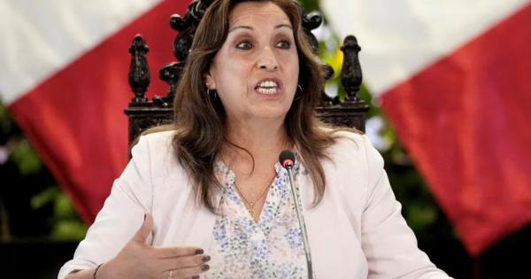 Dina Boluarte niega existencia de trato bajo la mesa para que Congreso apruebe ley que le permite salir del país