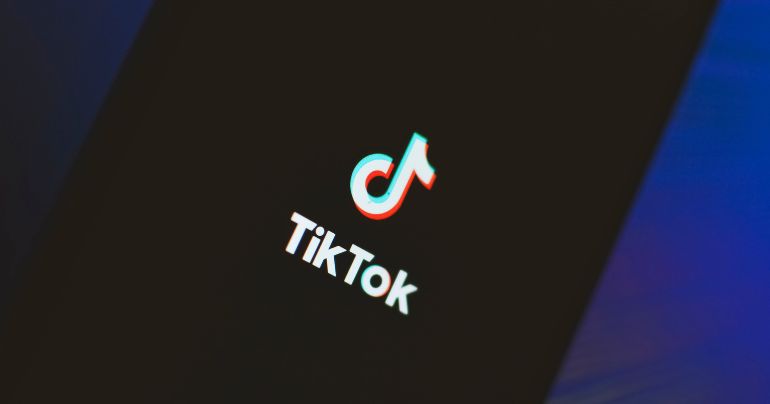 Gobernador de Florida prohíbe TikTok en universidades y oficinas públicas