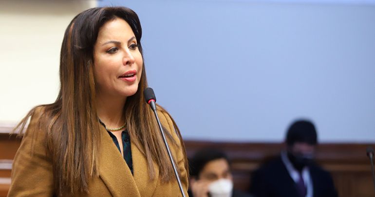 Patricia Chirinos: "No ha sido gran pérdida la renuncia Digna Calle"