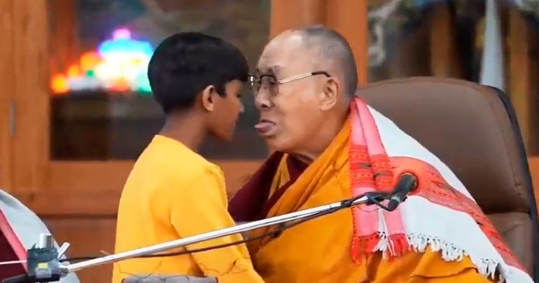 Dalái Lama se disculpa tras besar a niño y pedirle que "chupe su lengua"