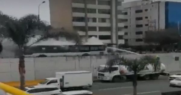 Portada: San Borja: bus del Corredor Rojo se incendió en plena av. Javier Prado