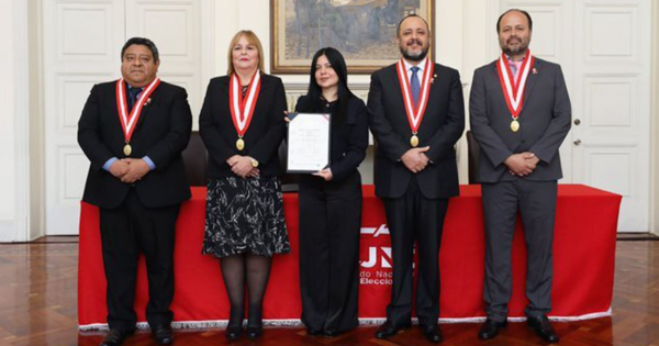 Portada: Ariana Orué, reemplazo de Enrique Wong, recibió credencial de congresista