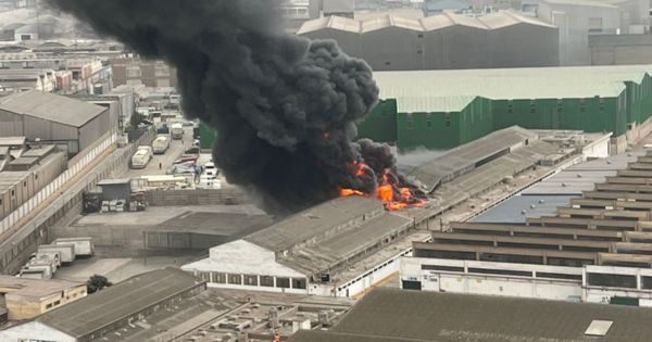 Portada: El Agustino: bomberos controlan incendio en fábrica textil