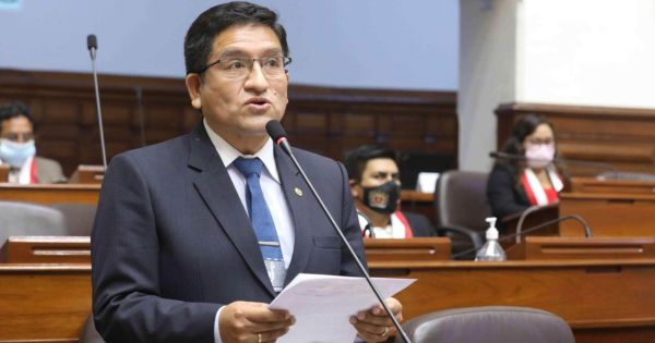 Elias Varas presenta su renuncia irrevocable a la bancada de Perú Bicentenario