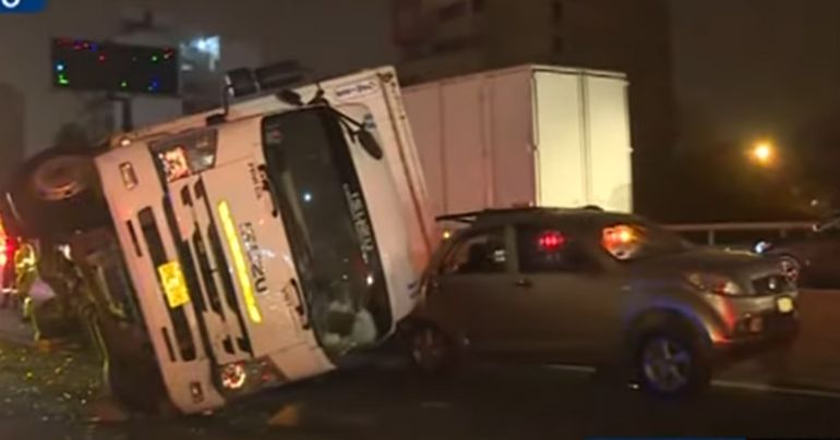 Panamericana Sur: camión y camioneta se vuelcan y generan congestión en ambas vías