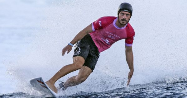 Alonso Correa hace historia: clasificó a las semifinales en surf de los Juegos Olímpicos París 2024