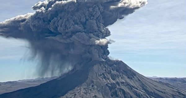 Moquegua: volcán Ubinas registró nueva explosión con emisión de cenizas