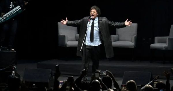 Portada: Javier Milei: presidente de Argentina apareció cantando rock en presentación de su libro