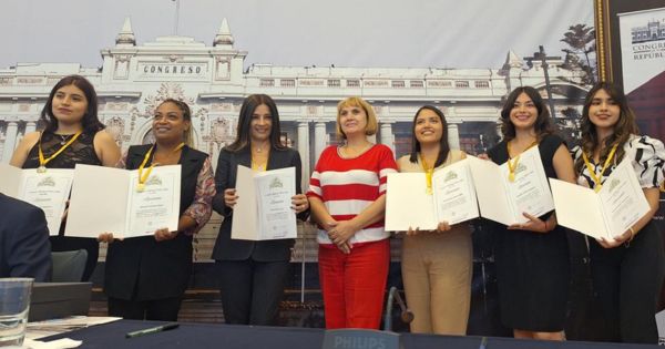 USMP TV y su equipo femenino reciben distinción del Congreso de la República
