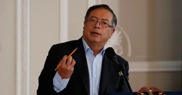 Gustavo Petro se compara con Pedro Castillo tras investigación por irregularidades en su campaña presidencial