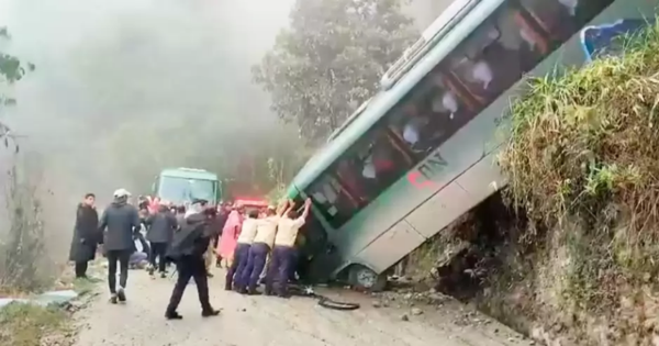 Cusco: bus lleno de turistas se despista y cae por pendiente en vía a Machu Picchu