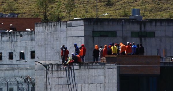 Continúa el motín en cárcel de Ecuador: policías y guardias retenidos por los presos