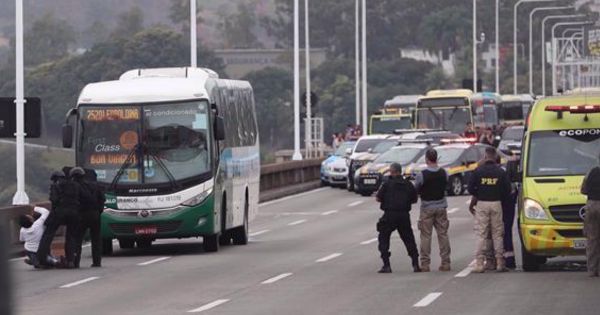 Brasil: se entrega delincuente armado que secuestró a 17 pasajeros de un bus en Río de Janeiro