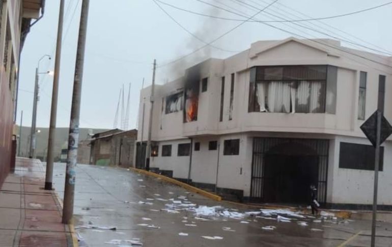 Portada: Violentas protestas en Perú: trece sedes judiciales fueron atacadas en seis regiones