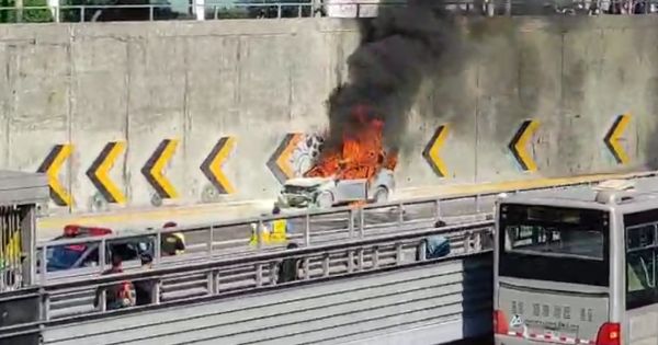Miraflores: vehículo se incendia en plena Vía Expresa, a la altura del puente Ricardo Palma