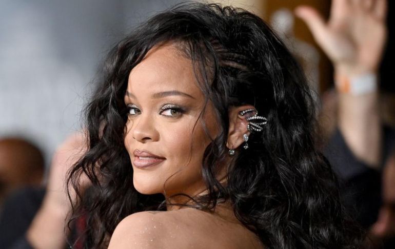Portada: Rihanna compartió por primera vez la imagen de su hijo en redes sociales