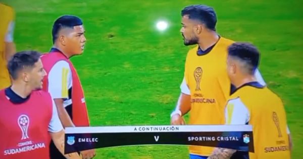 Portada: Sporting Cristal vs. Emelec: Joao Grimaldo y Brenner Marlos discutieron previo al duelo por Copa Sudamericana