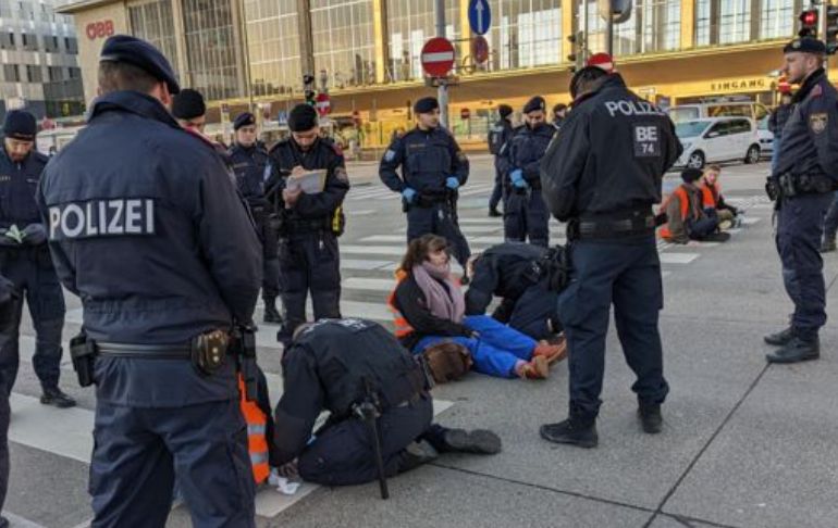 Austria: 12 personas fueron detenidas por protestas climáticas que buscaban bloquear el tráfico en Viena