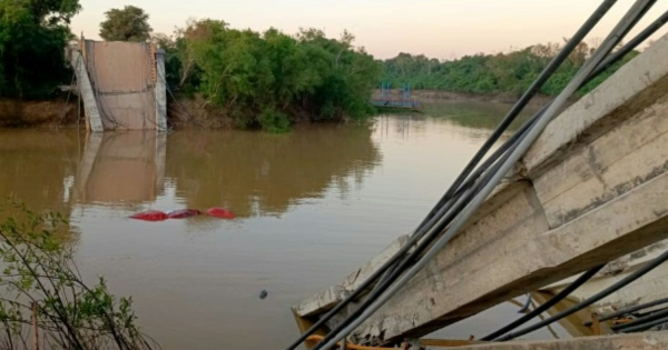 Bolivia: camión de alto tonelaje provoca colapso de puente y deja ocho muertos