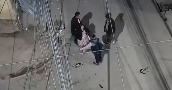 Portada: Mujer puso en riesgo su vida al pelear con ladrones por defender a su pareja: el hombre no hizo nada [VIDEO]