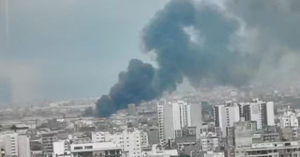 Cercado de Lima: incendio de grandes proporciones consume almacén