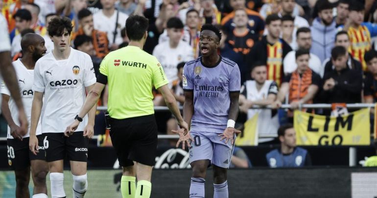 Portada: LaLiga: Valencia expulsará del estadio de por vida a hinchas que profirieron gestos racistas a Vinicius