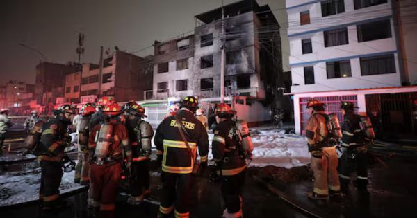 Incendio en San Borja: cuatro bomberos resultaron heridos tras arduo trabajo de rescate