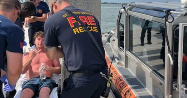 Joven es rescatado tras pasar 30 horas perdido en el mar: "Es un milagro"
