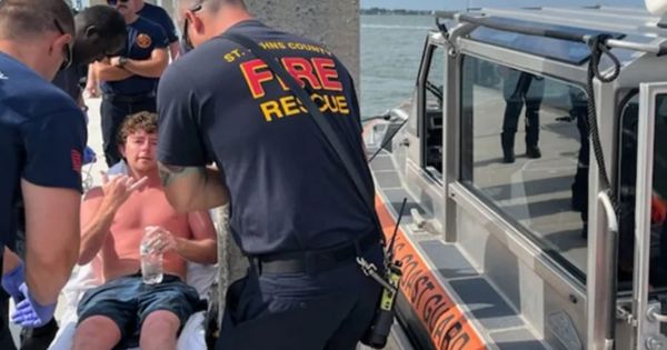 Portada: Joven es rescatado tras pasar 30 horas perdido en el mar: "Es un milagro"