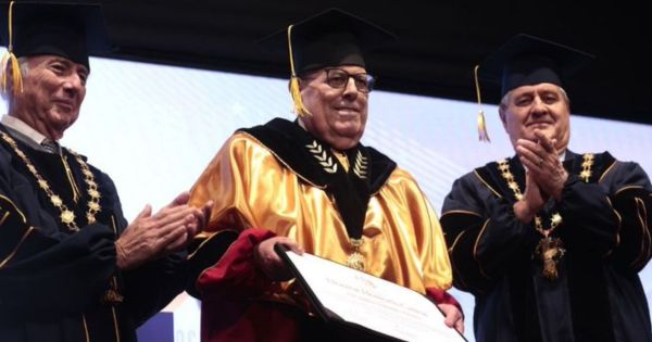 Portada: Julio Velarde: USIL otorgó el doctorado honoris causa al presidente del BCRP